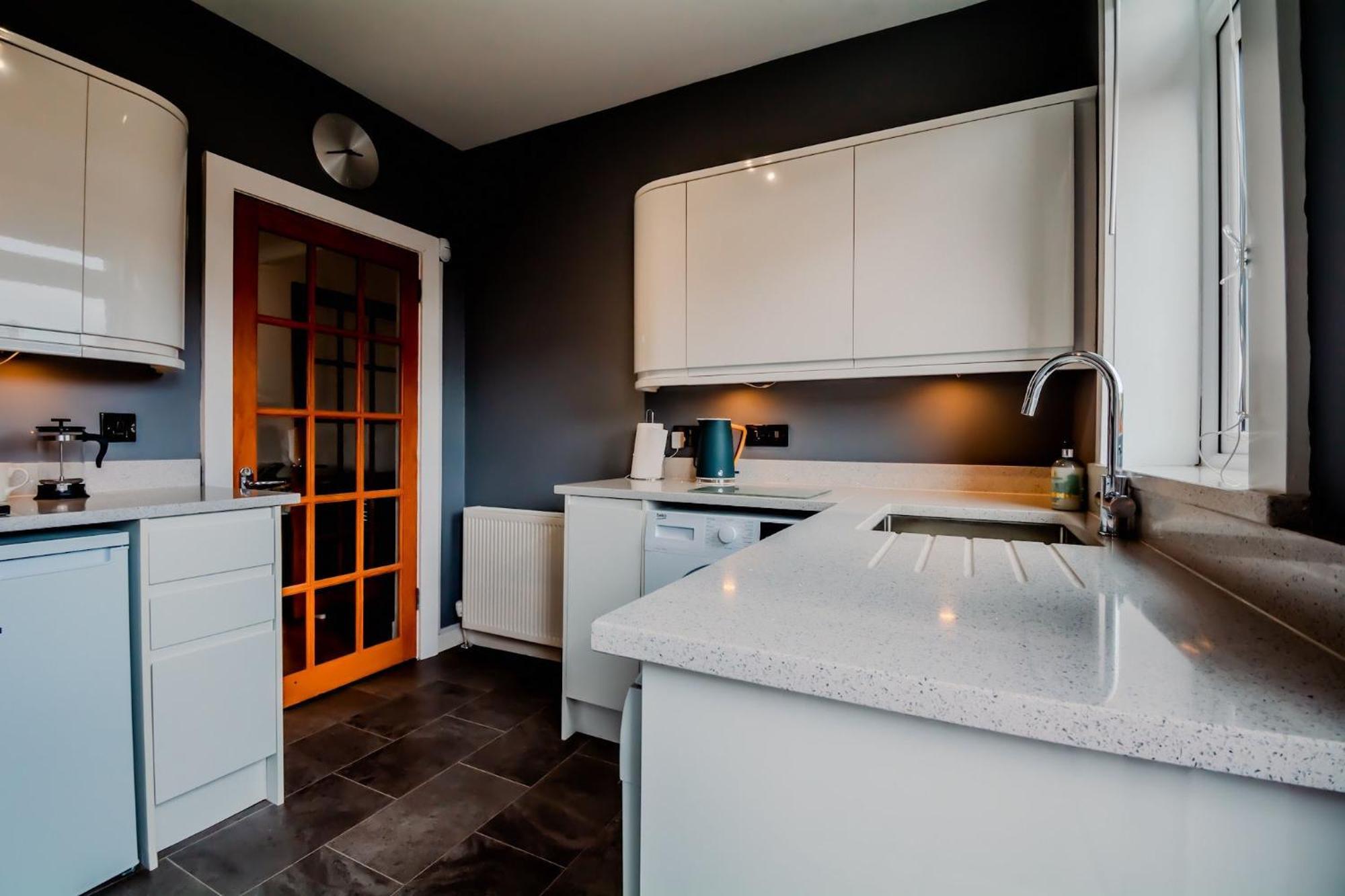 Crewe - 2 Bed, Free Off Street Parking And Private Garden Edimburgo