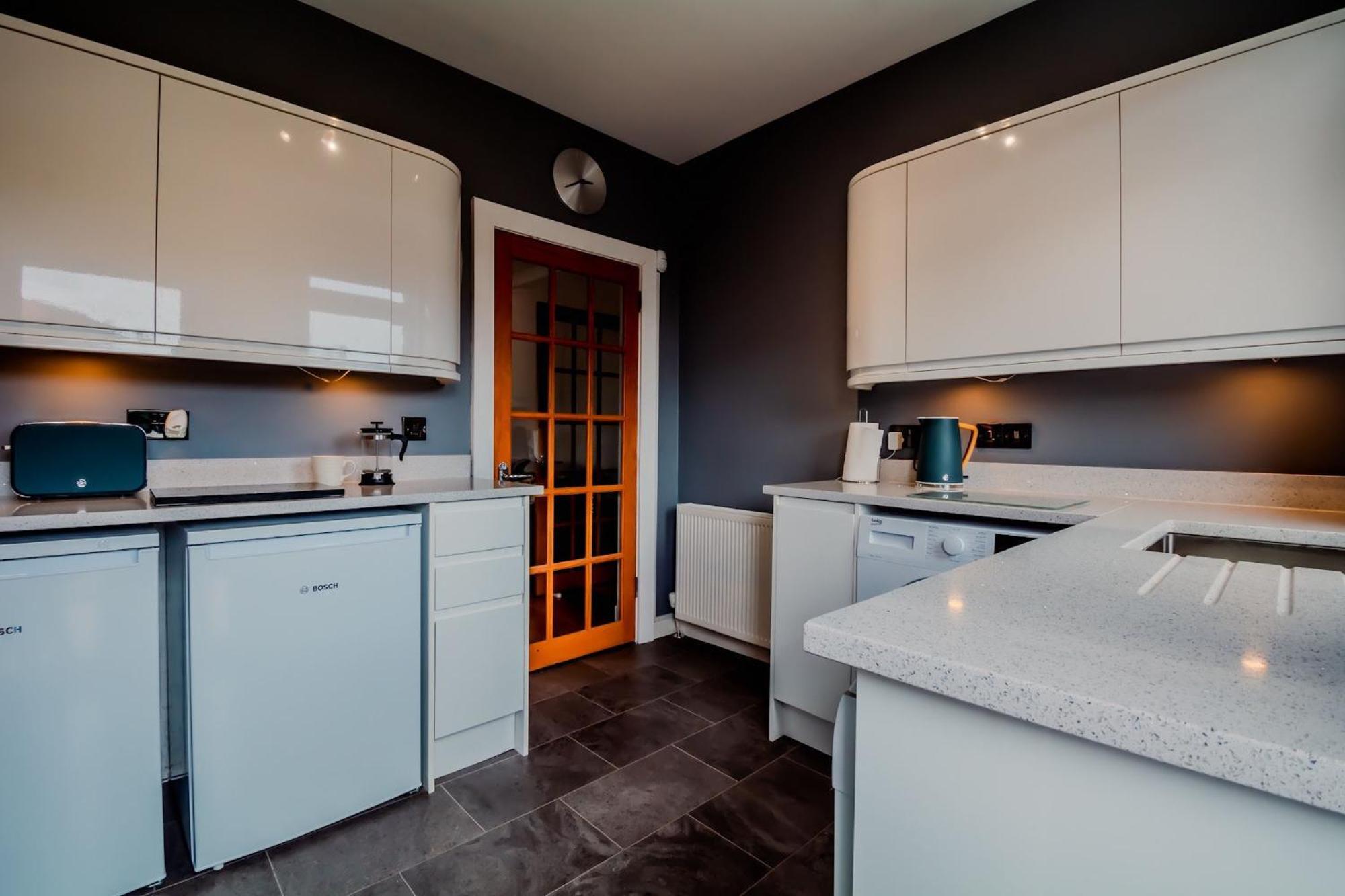 Crewe - 2 Bed, Free Off Street Parking And Private Garden Apartamento