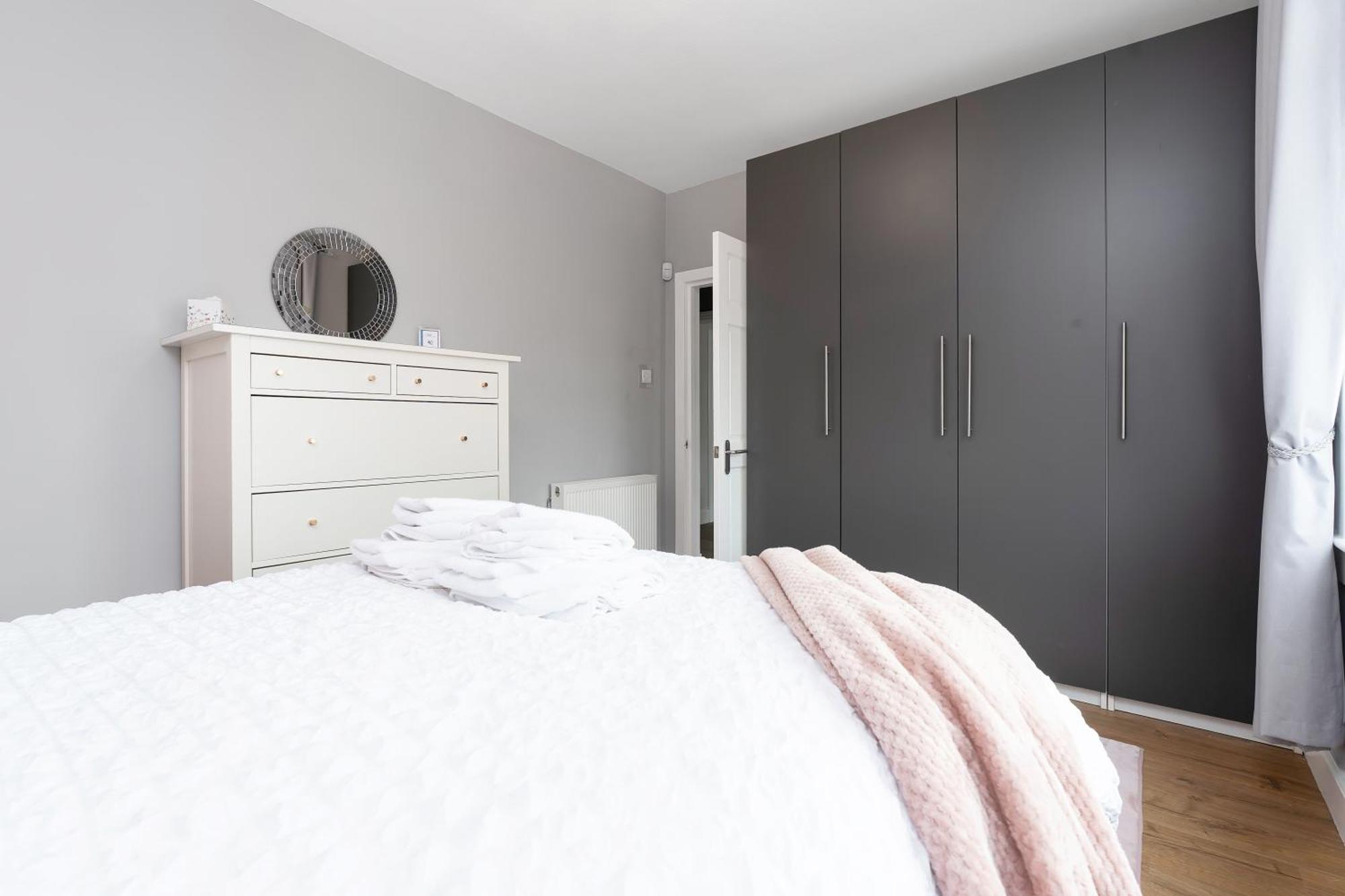 Crewe - 2 Bed, Free Off Street Parking And Private Garden Apartamento